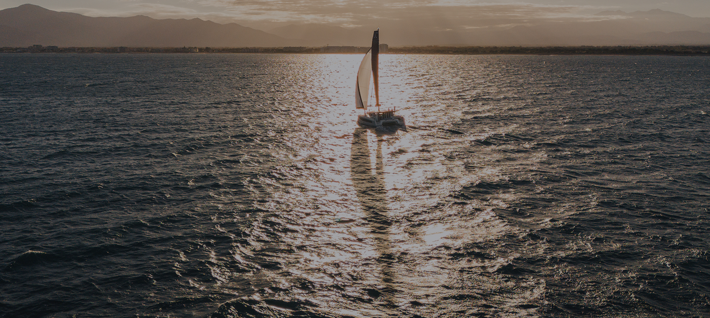 Catamaran en pleine mer dans le reflet du soleil
