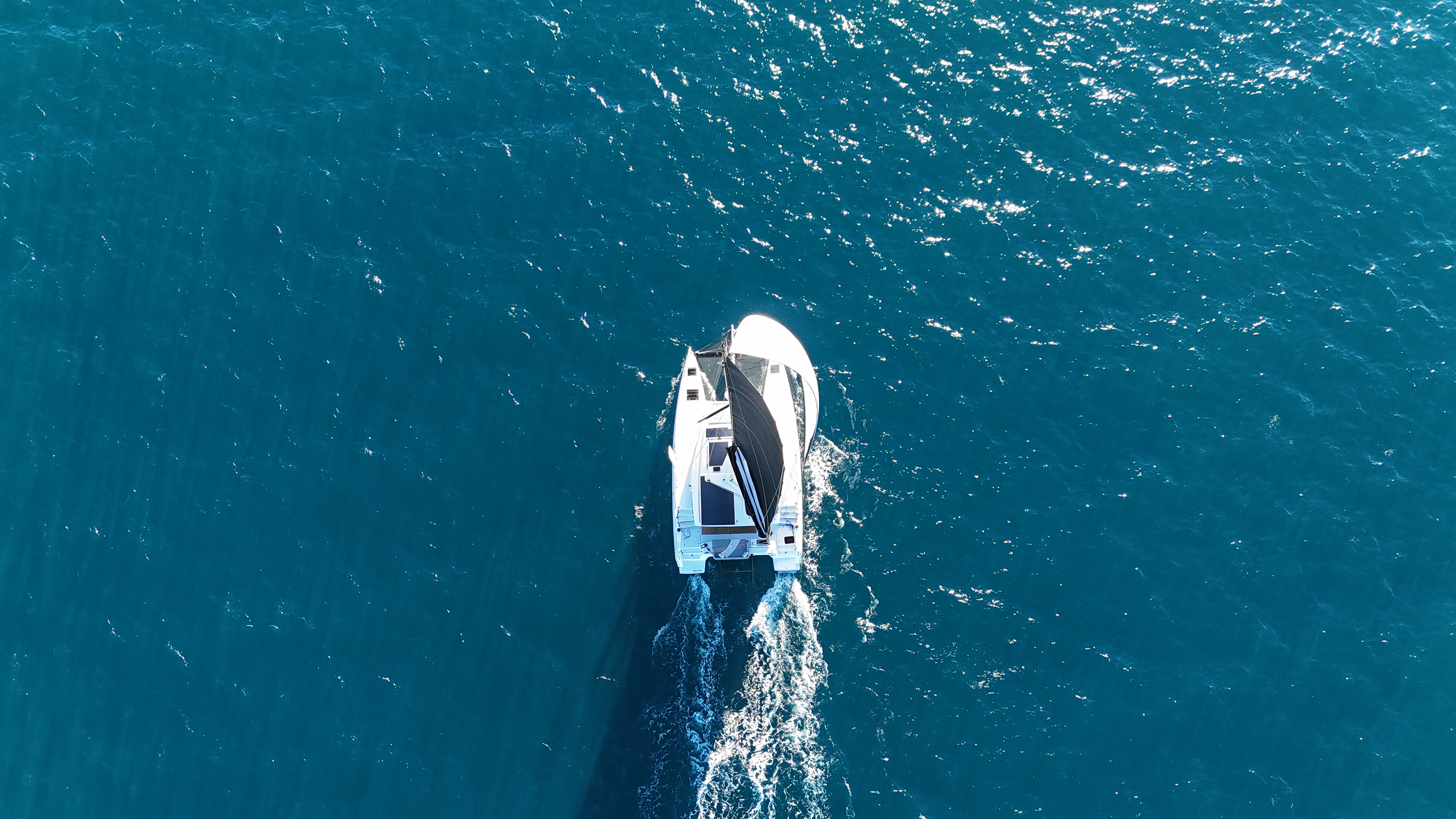 OC2 en navigation sur eau turquoise